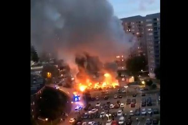 スウェーデンの各地で若者による放火が同時発生、事件をとらえた映像が恐ろしい