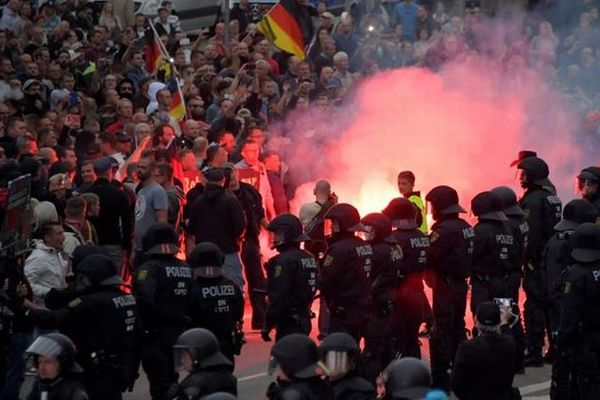 ドイツで極右の大規模デモ、5000人が参加し反ナチス活動家らと対峙【動画】