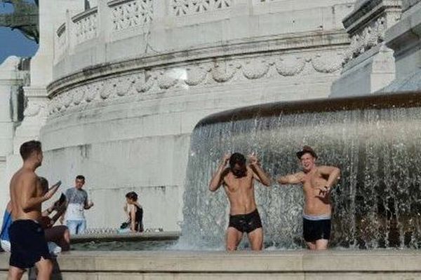 ローマの噴水で水を浴びた下着姿の男たち、イタリア市民の怒りを買う