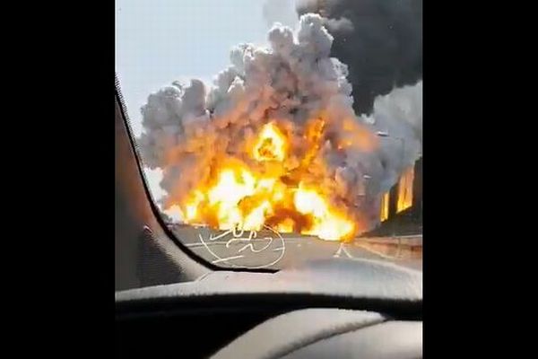 イタリアの高速道路で事故により大爆発、巨大な炎が立ち上る映像が衝撃的
