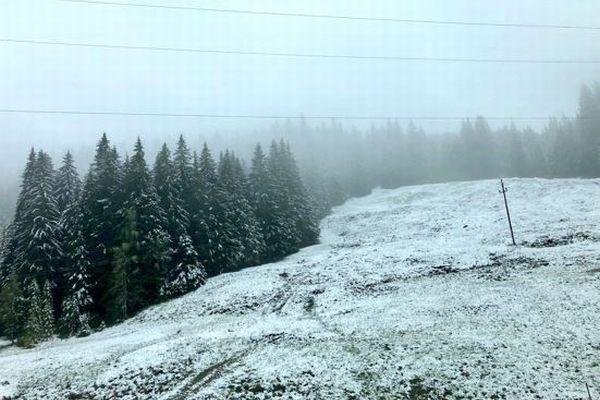先週、熱波に襲われたのに…オーストリアなどの山沿いで降雪が観測される