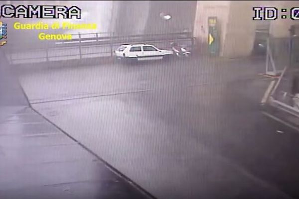 イタリアで起きた高速道の崩落事故、橋が崩れる瞬間の動画が公開される