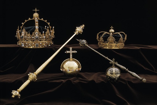 スウェーデン王室の王冠が大聖堂から盗まれる、犯人は現在も逃走中