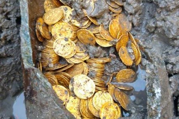 イタリアで旧劇場の下から5世紀の金貨を大量発掘、その価値は数億円か