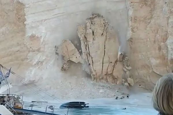 ギリシャのビーチで突然、巨大な崖の岩が崩壊、海に落下し多くの人がパニックに【動画】