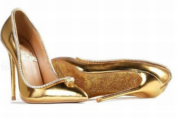 世界一高価な女性用の靴、236個のダイヤがちりばめられ、値段は19億円！
