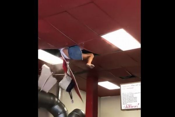 なぜ？米のレストランの天井が突然割れ、女性が床に落下する【動画】