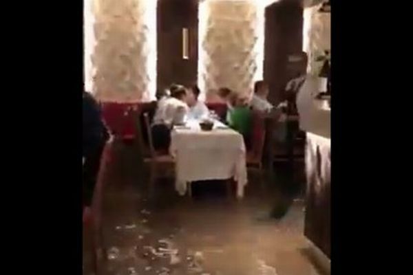 水の都とは言え…浸水したベネチアのレストランで食事をする人々が逞しい
