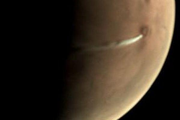 火星の火山付近に白い雲を確認、欧州宇宙機関が観測を続ける