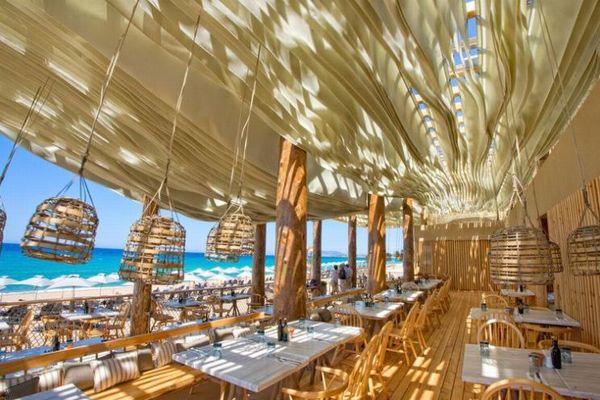 波のようなリズムで揺れる天井、ギリシャのリゾートにあるレストランが美しい