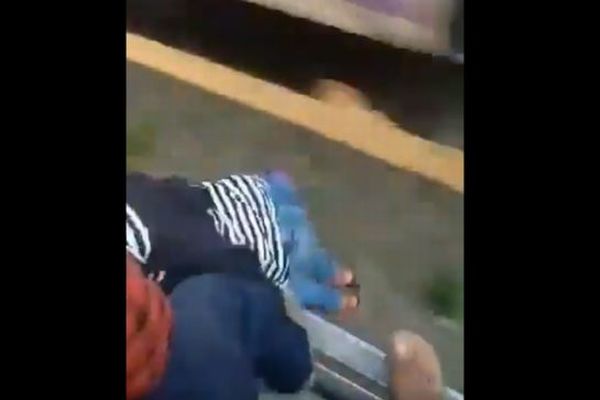インドで列車から少女が落下、乗客が素早くTシャツを掴み間一髪で救助する