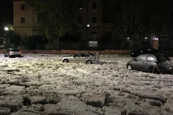 イタリアで激しい嵐が発生、ローマでは洪水と雹に覆われ車も立ち往生
