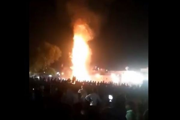 【閲覧注意】インドで祭りの見物客が列車に轢かれ60人が死亡、その映像が恐ろしい