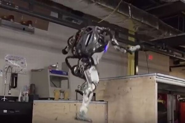 ボストン・ダイナミクスの新たなロボット動画、複雑な階段を一気に駆け上がる