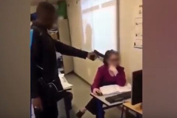 仏の学校で生徒が教師に偽物の銃を突きつける！その場面を映した動画がショッキング