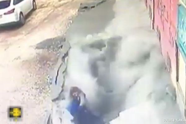 トルコで突然歩道が崩落、2人の女性が穴に飲み込まれる映像がショッキング