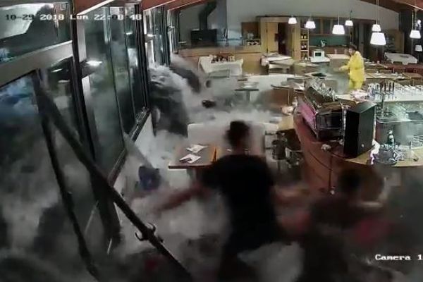 伊のレストランで波が窓ガラスを粉砕、海水が店内に流入する動画が恐ろしい