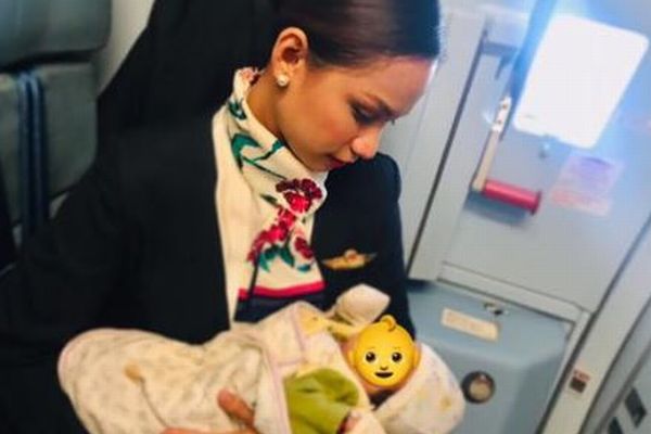 キャビンアテンダントが機内で乗客の赤ん坊に授乳、その姿が目撃され話題に