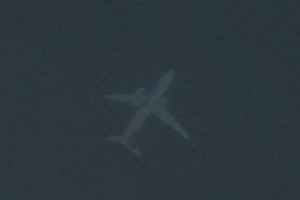 ネットで墜落した飛行機を発見？英男性がグーグルアースで海に機影を見つけ話題に