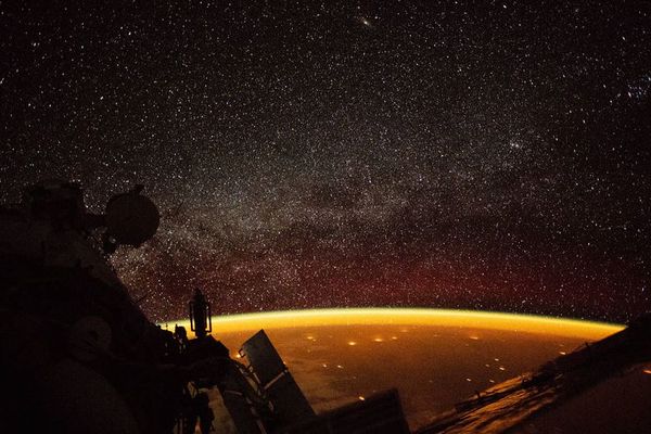 地球の上空がオレンジ色に包まれる「エアーグロー」現象、NASAが公開