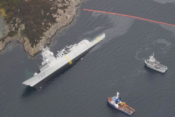 ノルウェー海軍のフリゲート艦が沈没の恐れ、タンカーと衝突し船内へ浸水