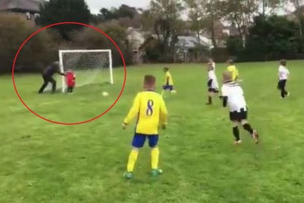 少年サッカーで熱くなった父親、ボールを止めるためキーパーの息子を押す