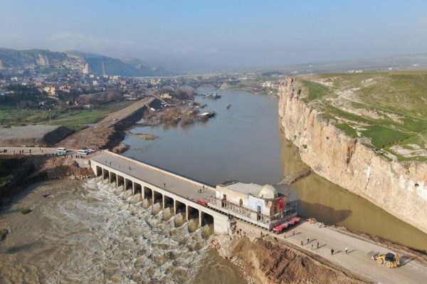 ダム建設による水没から逃れるため、トルコの歴史的建造物が引っ越し！作業映像が圧巻