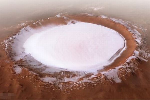火星のクレーターに巨大な氷、ESAがデータを処理し画像を公開