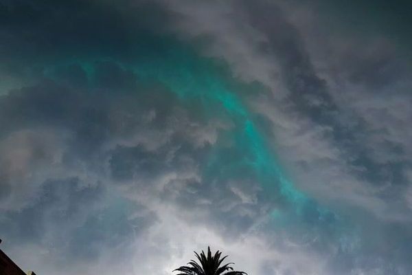 シドニーで嵐の前に目撃された不思議な雲、緑色の光を放つ姿が美しい