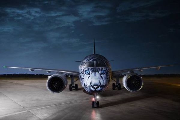 「ユキヒョウ」が描かれた新たな機体、カザフスタンの空港でお披露目