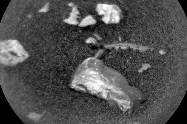 火星の表面で輝きを放つ物体、NASAの「キュリオシティ」がとらえる