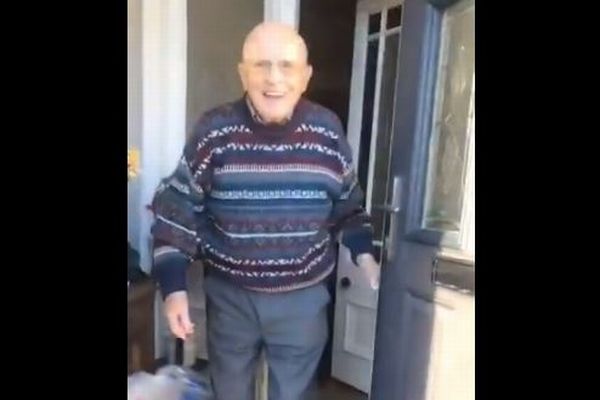 ドアを開け、孫を迎えるおじいちゃんの笑顔をとらえた動画ツイートが話題に