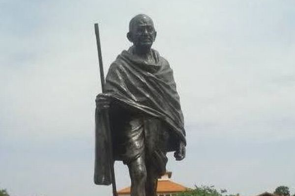 ガンジーは差別主義者だった？彼の像がアフリカの大学から撤去される