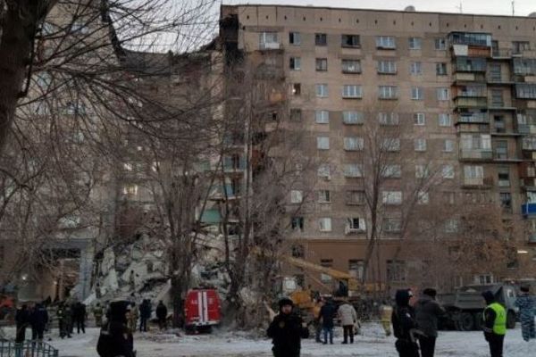露で高層アパートが爆発、建物の一部が崩壊し79人が行方不明【現場動画】