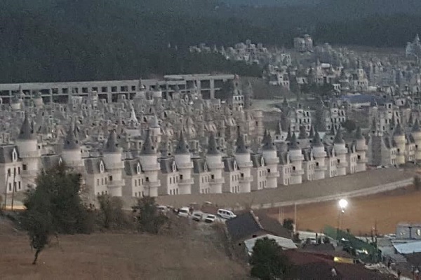 トルコでシンデレラ城を模した家々の建設が頓挫、しかしその理由にネット上は納得