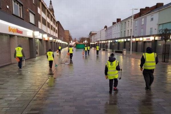 1月1日の早朝、イギリス中の町で1000人のイスラム教徒が清掃活動を行う