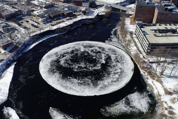 まるで氷のミステリーサークル！米の川で円盤状の巨大な氷が出現【動画】