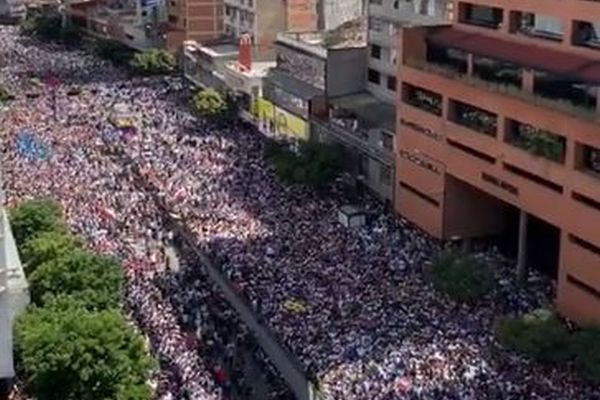 ベネズエラで大規模デモ、大統領の退陣を求め群衆が通りを覆い尽くす