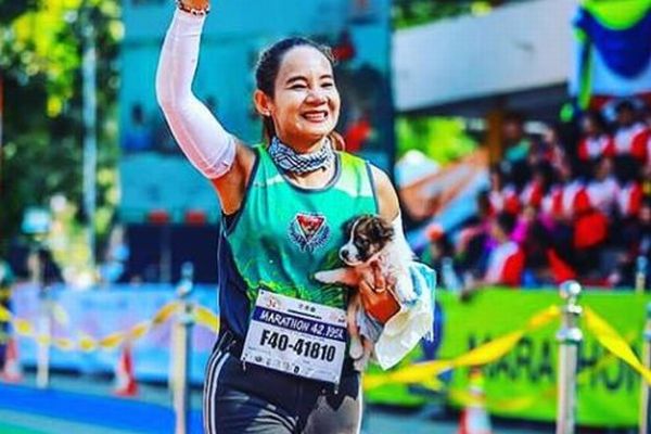 タイでマラソンの参加者が迷子の犬を救助、抱えながら30kmを走りゴール！
