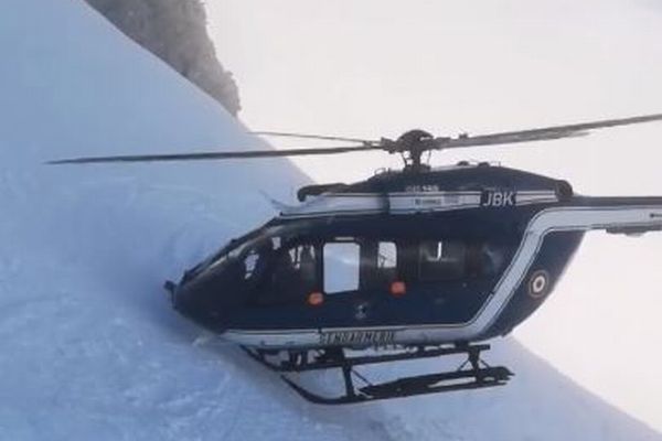 回転翼と斜面の間は数十センチ！雪山に直接着陸し、負傷者を救助したヘリがスゴイ
