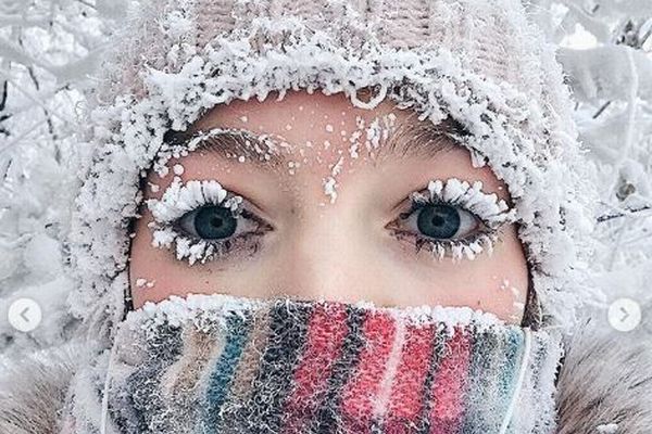 シベリアの極寒地帯も今年は暖冬？氷のまつげがうまくできず女性が困惑