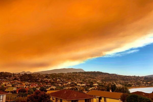 タスマニアで大規模な森林火災が発生、異様な色の煙に街が飲み込まれていく