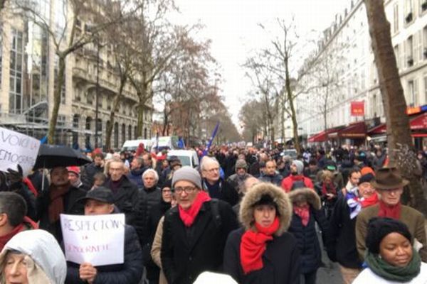 仏の「黄色いベスト運動」での暴力に反対し、「赤いスカーフ」がデモ行進