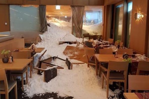 スイスで雪崩が発生、ホテルが飲み込まれる！レストラン内にも雪が侵入