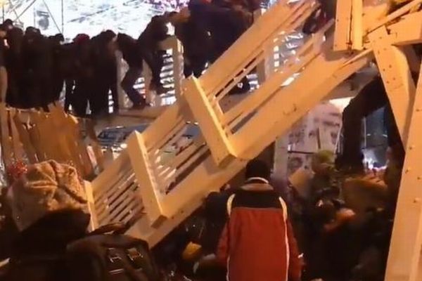 モスクワで歩行者用の橋の一部が崩壊、その瞬間をとらえた動画が恐ろしい