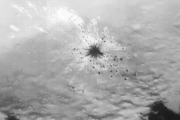 火星の表面に隕石が衝突、その痕跡が鮮明にとらえられる