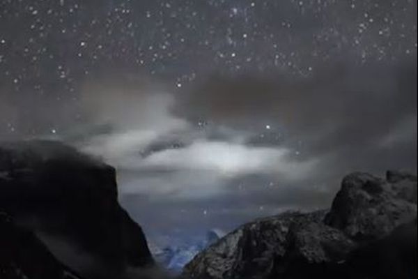 雲が晴れて夜空に無数の星が瞬く…ヨセミテ国立公園で撮影された動画が美しい