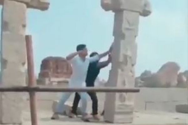 これはひどい！インドで世界遺産の遺跡を破壊するイタズラ映像が撮影される