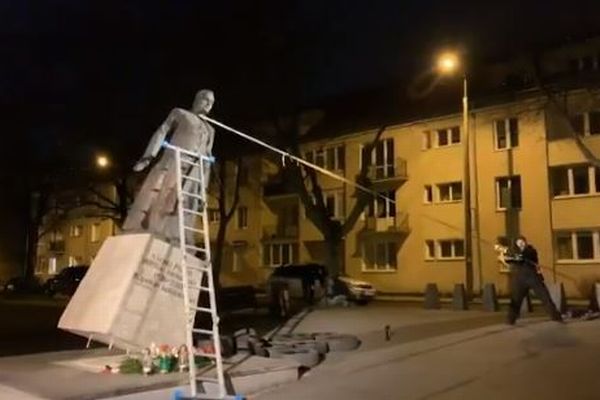 カトリックの性的虐待問題に抗議し、ポーランドにある神父の像が引き倒される