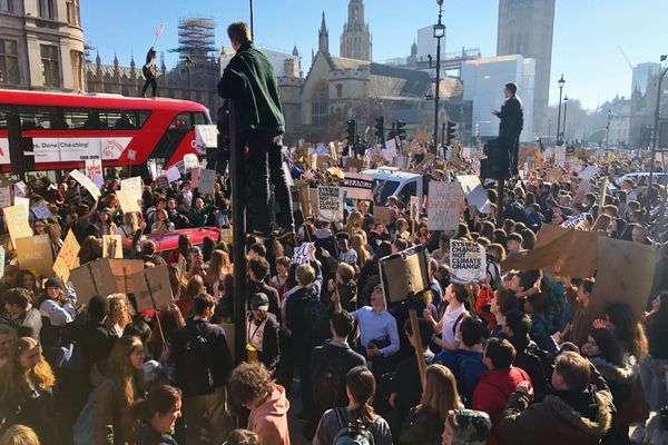 英全土で学生らが大規模デモ、気候変動問題で政府に抗議して3人が逮捕される
